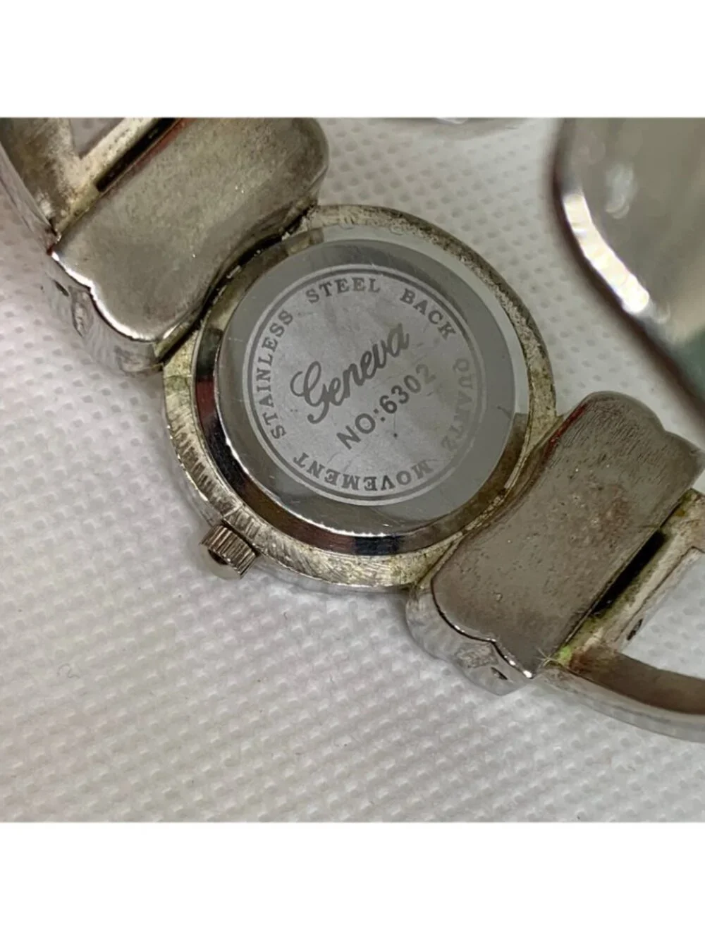 Vintage Geneva silver tone women’s watch 25mm quartz analog size 6” running